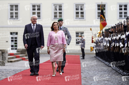Begrüßung der Präsidentin von Peru mit militärischen Ehren in Berlin