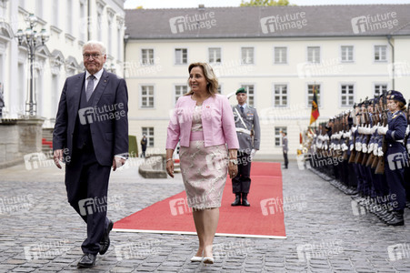 Begrüßung der Präsidentin von Peru mit militärischen Ehren in Berlin