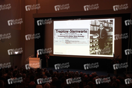 Stolpersteinverlegung vor der Archenhold-Sternwarte in Berlin