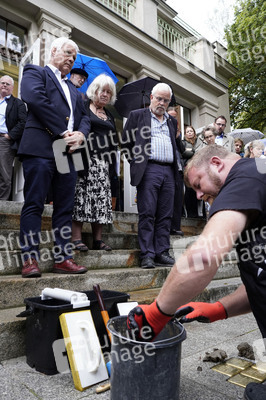 Stolpersteinverlegung vor der Archenhold-Sternwarte in Berlin