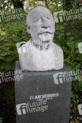 Stolpersteinverlegung vor der Archenhold-Sternwarte in Berlin