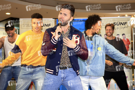 Live-Auftritt und Autogrammstunde von Team 5ünf in Magdeburg