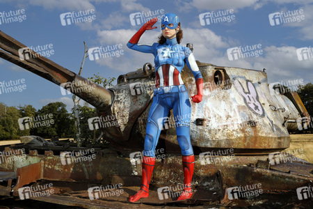FARBKÖRPER Kalender 2024: Geek Art-Bodypainting und Transformaking