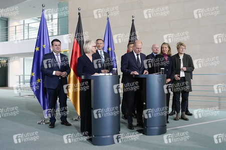Übergabe des Jahresgutachtens 2023/2024 des Sachverständigenrats zur Begutachtung der gesamtwirtschaftlichen Entwicklung an Olaf Scholz in Berlin