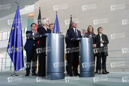 Übergabe des Jahresgutachtens 2023/2024 des Sachverständigenrats zur Begutachtung der gesamtwirtschaftlichen Entwicklung an Olaf Scholz in Berlin