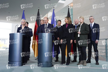 Übergabe des Jahresgutachtens 2023/2024 des Sachverständigenrats zur Begutachtung der gesamtwirtschaftlichen Entwicklung an Olaf Scholz in Berlin
