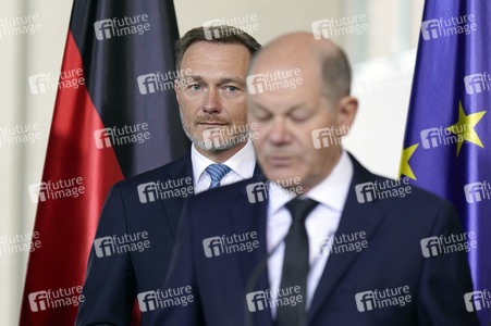 Übergabe des Jahresgutachtens 2023/2024 des Sachverständigenrats zur Begutachtung der gesamtwirtschaftlichen Entwicklung an Olaf Scholz in Berlin