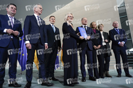 Übergabe des Jahresgutachtens 2023/2024 des Sachverständigenrats zur Begutachtung der gesamtwirtschaftlichen Entwicklung an Olaf Scholz in Berlin