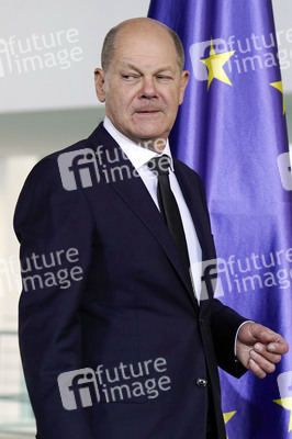 Übergabe des Jahresgutachtens 2023/2024 des Sachverständigenrats zur Begutachtung der gesamtwirtschaftlichen Entwicklung an Olaf Scholz in Berlin