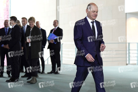 Übergabe des Jahresgutachtens 2023/2024 des Sachverständigenrats zur Begutachtung der gesamtwirtschaftlichen Entwicklung an Olaf Scholz in Berlin