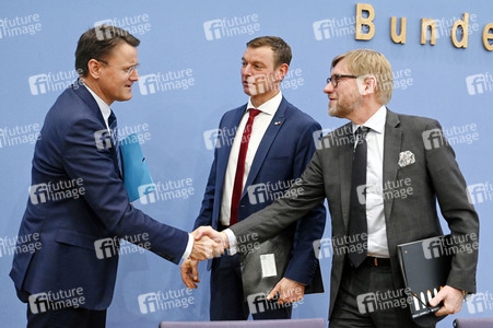 Bundespressekonferenz Falsche Rahmenbedingungen verhindern Klimaneutralität des Güterkraftverkehrs in Berlin