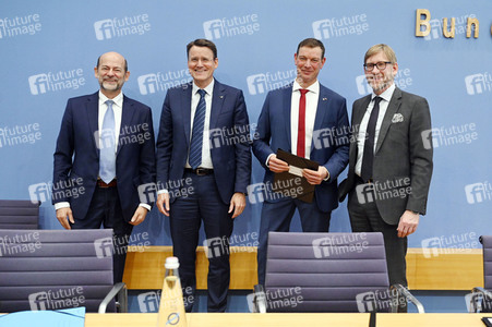 Bundespressekonferenz Falsche Rahmenbedingungen verhindern Klimaneutralität des Güterkraftverkehrs in Berlin