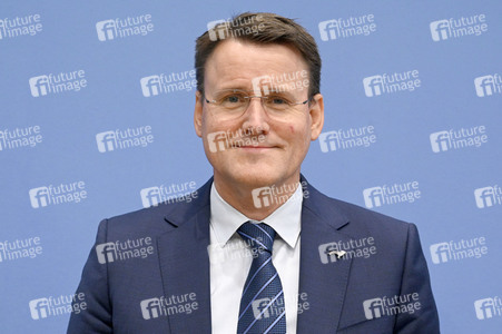 Bundespressekonferenz Falsche Rahmenbedingungen verhindern Klimaneutralität des Güterkraftverkehrs in Berlin