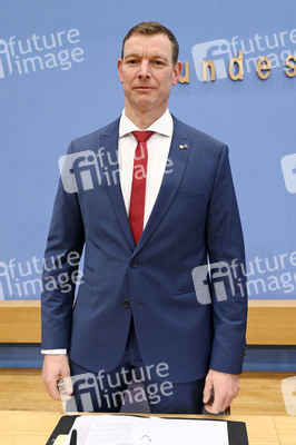 Bundespressekonferenz Falsche Rahmenbedingungen verhindern Klimaneutralität des Güterkraftverkehrs in Berlin