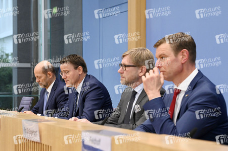 Bundespressekonferenz Falsche Rahmenbedingungen verhindern Klimaneutralität des Güterkraftverkehrs in Berlin