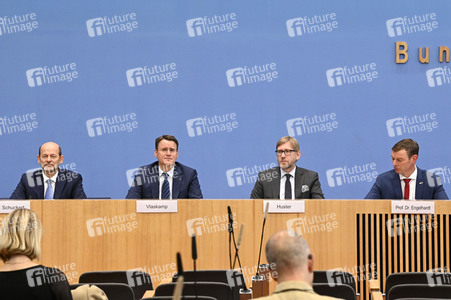 Bundespressekonferenz Falsche Rahmenbedingungen verhindern Klimaneutralität des Güterkraftverkehrs in Berlin