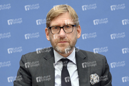 Bundespressekonferenz Falsche Rahmenbedingungen verhindern Klimaneutralität des Güterkraftverkehrs in Berlin