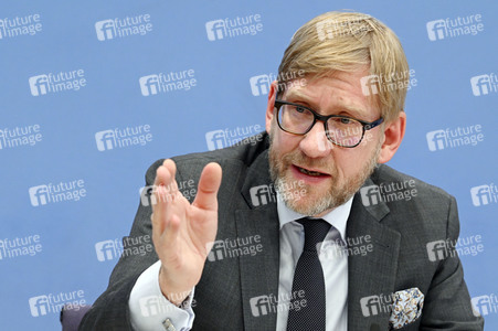 Bundespressekonferenz Falsche Rahmenbedingungen verhindern Klimaneutralität des Güterkraftverkehrs in Berlin
