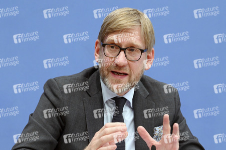 Bundespressekonferenz Falsche Rahmenbedingungen verhindern Klimaneutralität des Güterkraftverkehrs in Berlin