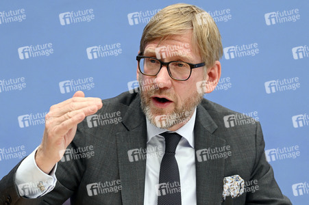 Bundespressekonferenz Falsche Rahmenbedingungen verhindern Klimaneutralität des Güterkraftverkehrs in Berlin