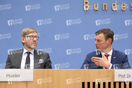 Bundespressekonferenz Falsche Rahmenbedingungen verhindern Klimaneutralität des Güterkraftverkehrs in Berlin