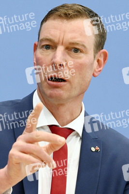 Bundespressekonferenz Falsche Rahmenbedingungen verhindern Klimaneutralität des Güterkraftverkehrs in Berlin