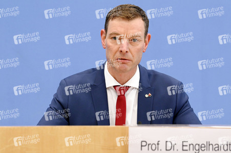 Bundespressekonferenz Falsche Rahmenbedingungen verhindern Klimaneutralität des Güterkraftverkehrs in Berlin