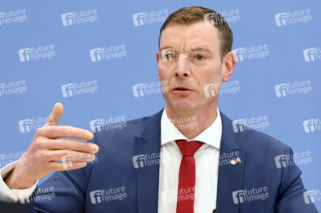 Bundespressekonferenz Falsche Rahmenbedingungen verhindern Klimaneutralität des Güterkraftverkehrs in Berlin