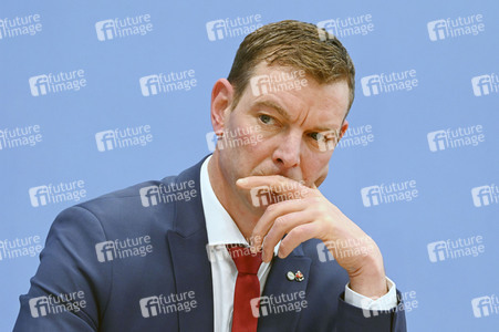Bundespressekonferenz Falsche Rahmenbedingungen verhindern Klimaneutralität des Güterkraftverkehrs in Berlin