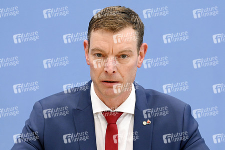 Bundespressekonferenz Falsche Rahmenbedingungen verhindern Klimaneutralität des Güterkraftverkehrs in Berlin