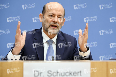 Bundespressekonferenz Falsche Rahmenbedingungen verhindern Klimaneutralität des Güterkraftverkehrs in Berlin
