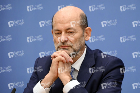 Bundespressekonferenz Falsche Rahmenbedingungen verhindern Klimaneutralität des Güterkraftverkehrs in Berlin