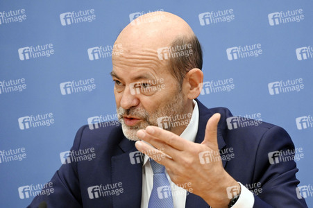 Bundespressekonferenz Falsche Rahmenbedingungen verhindern Klimaneutralität des Güterkraftverkehrs in Berlin