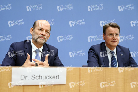 Bundespressekonferenz Falsche Rahmenbedingungen verhindern Klimaneutralität des Güterkraftverkehrs in Berlin