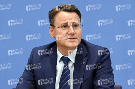 Bundespressekonferenz Falsche Rahmenbedingungen verhindern Klimaneutralität des Güterkraftverkehrs in Berlin