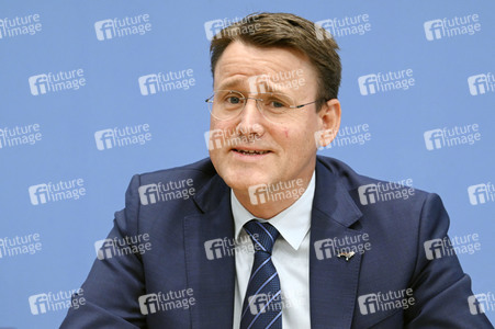 Bundespressekonferenz Falsche Rahmenbedingungen verhindern Klimaneutralität des Güterkraftverkehrs in Berlin