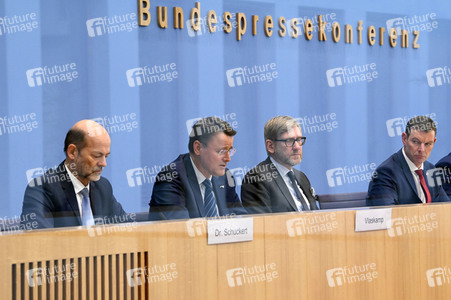 Bundespressekonferenz Falsche Rahmenbedingungen verhindern Klimaneutralität des Güterkraftverkehrs in Berlin