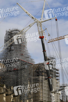 Wiederaufbau der zerstörten Kathedrale Notre-Dame de Paris