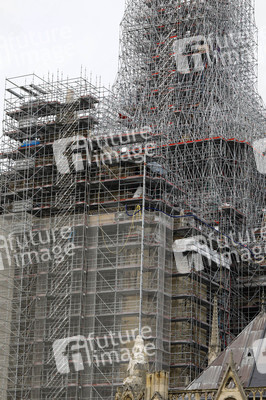 Wiederaufbau der zerstörten Kathedrale Notre-Dame de Paris