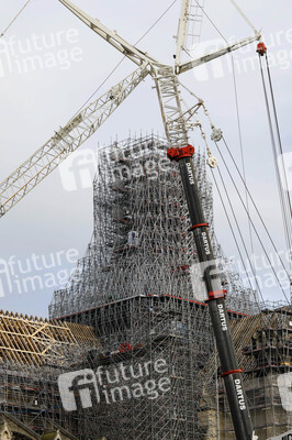 Wiederaufbau der zerstörten Kathedrale Notre-Dame de Paris