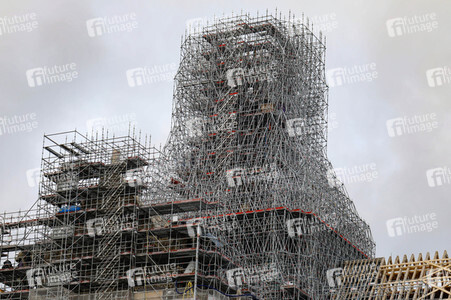 Wiederaufbau der zerstörten Kathedrale Notre-Dame de Paris