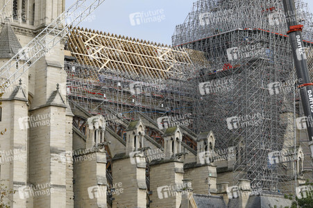 Wiederaufbau der zerstörten Kathedrale Notre-Dame de Paris