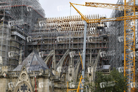 Wiederaufbau der zerstörten Kathedrale Notre-Dame de Paris