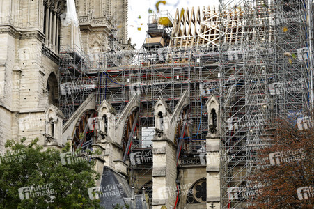 Wiederaufbau der zerstörten Kathedrale Notre-Dame de Paris