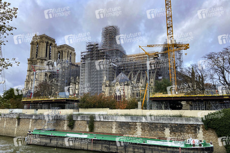 Wiederaufbau der zerstörten Kathedrale Notre-Dame de Paris