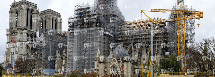 Wiederaufbau der zerstörten Kathedrale Notre-Dame de Paris