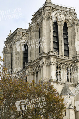 Wiederaufbau der zerstörten Kathedrale Notre-Dame de Paris
