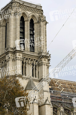 Wiederaufbau der zerstörten Kathedrale Notre-Dame de Paris