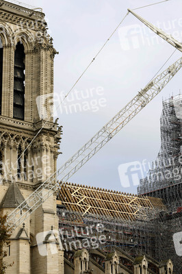 Wiederaufbau der zerstörten Kathedrale Notre-Dame de Paris
