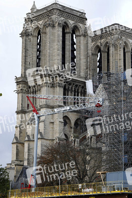 Wiederaufbau der zerstörten Kathedrale Notre-Dame de Paris